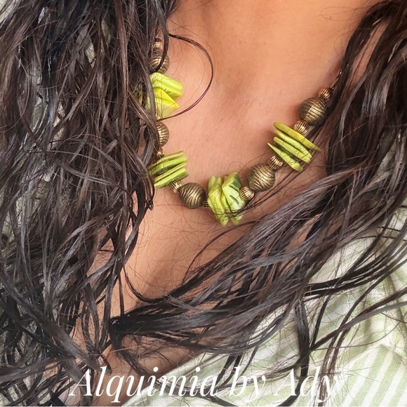 Mother of Pearl in apple green and bronze maxi beads choker bold necklace - Picture 4 of 10